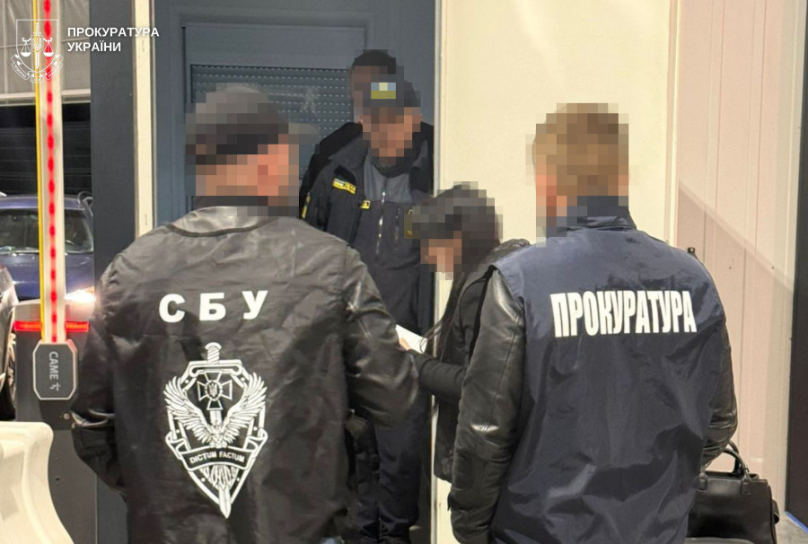 "Відкати" за безперешкодне вивезення 180 тис. доларів за межі країни: на Львівщині викрито митника