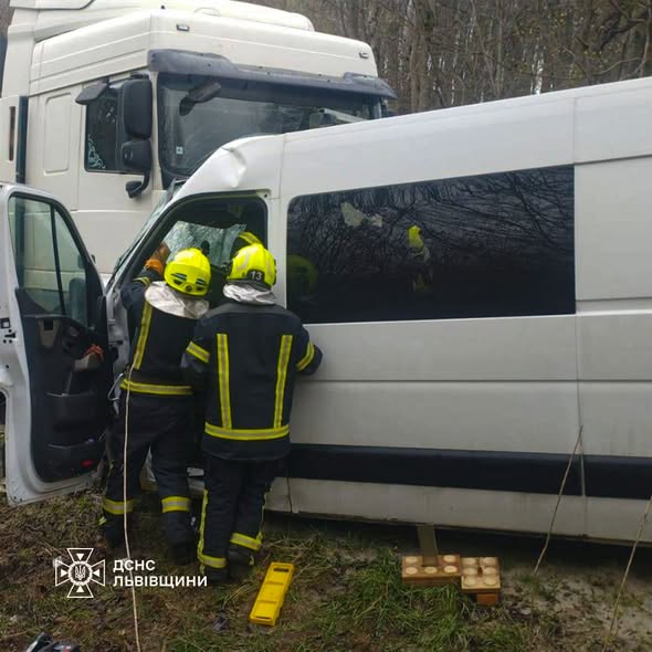 На Золочівщині рятувальники вивільнили травмованих із понівеченого мікроавтобуса