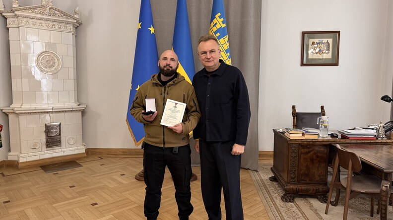 Мер Львова вручив відзнаку Головнокомандувача бійцю, який пережив полон