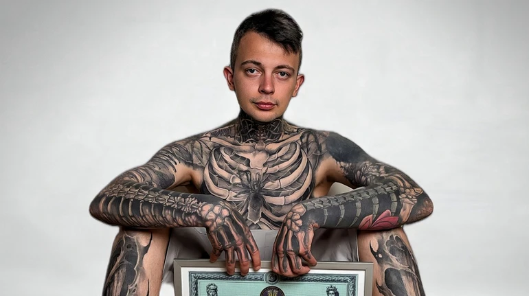Набив 230 татуювань кісток: у Дрогобичі чоловік побив світовий рекорд