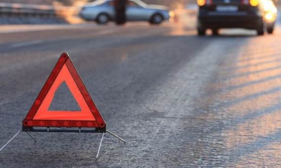 У Львові авто врізалося в електроопору й знесло стовп