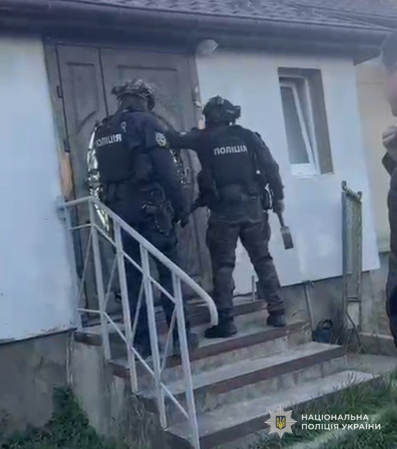 У Дрогобицькому районі поліцейські затримали наркоділка, який спеціалізувався на збуті канабісу