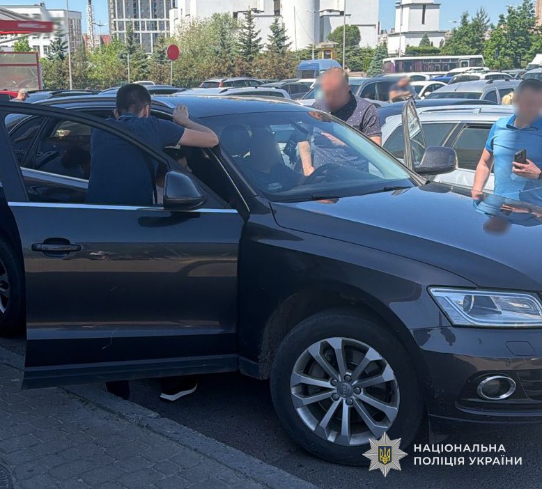 У Львові правоохоронці затримали батька та сина, які налагодили канал переправлення за кордон військовозобов’язаних