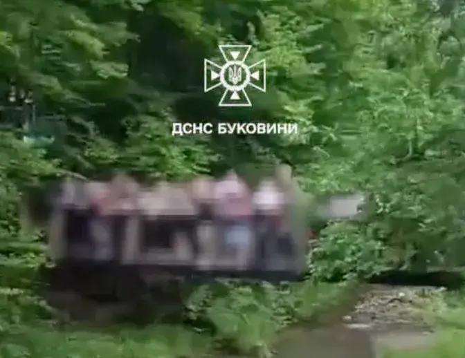 На Буковині обвалився міст під групою дітей: шестеро постраждали, відкрито розслідування