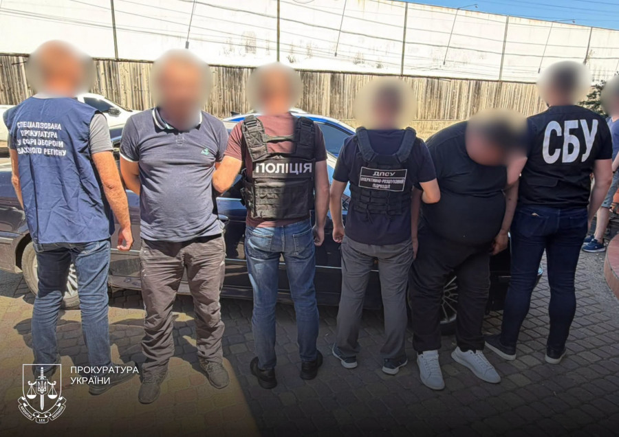До Словаччини за 17 тисяч доларів США – на Закарпатті затримали військового та цивільного за незаконне переправлення