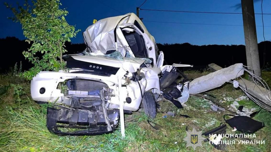 Загинула 25-річна водійка Kia: на Львівщині авто зіткнулося з автобусом та електроопорою