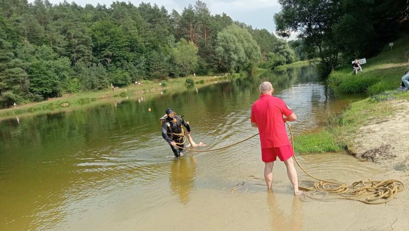 З озера на Львівщині водолази дістали тіло чоловіка