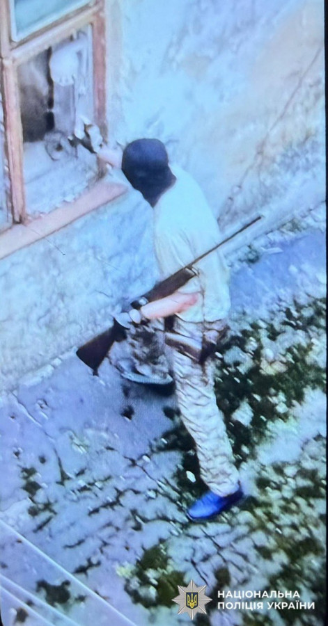 У Львові поліцейські затримали чоловіка, який погрожував сусідам мисливською рушницею