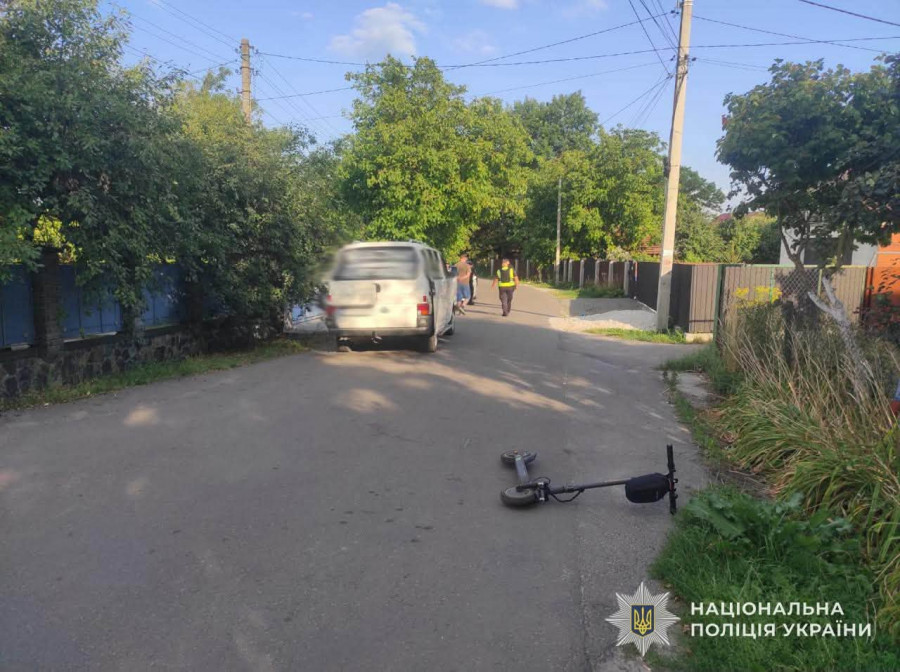 У Львівському районі внаслідок зіткнення з мікроавтобусом травмована водійка електросамоката