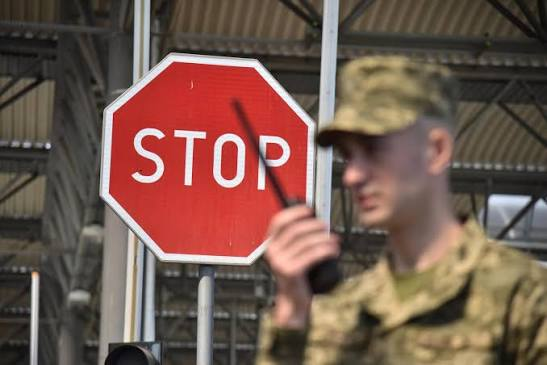 На «Краківці» у двох вантажівках знайшли схованки з контрабандними сигаретами