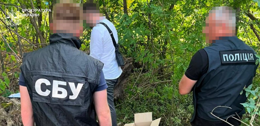 На Львівщині 58-річного чоловіка підозрюють у збуті зброї та кокаїну на 7 млн грн
