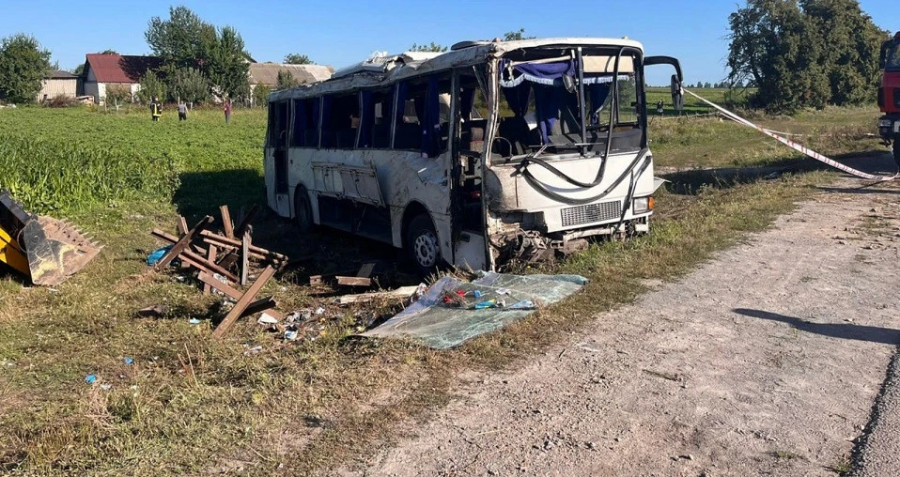 На Хмельниччині перекинувся автобус із дітьми: загинули 12-річна дівчинка та вчителька